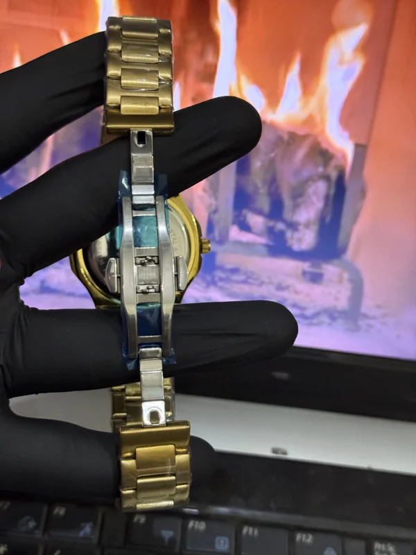 Patek Philippe Nautilus-Quartz Gold Edition - Image 2